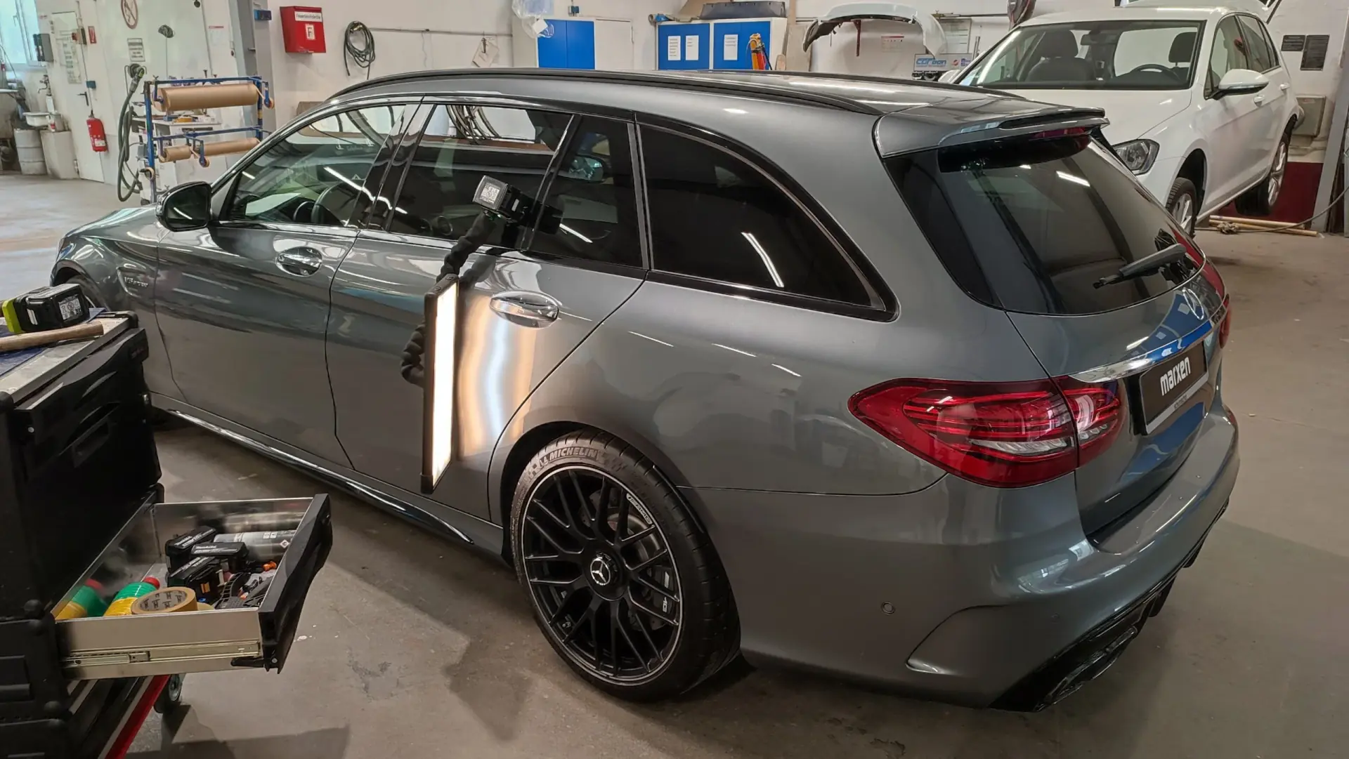 Mercedes unter Dellenlampe – Schadensanalyse